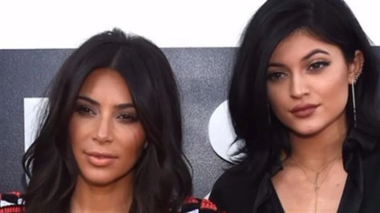 خلاف عائلي.. كيندال جينر وكيم كارداشيان تراهنان على فريقين في دوري كرة القدم الأمريكي